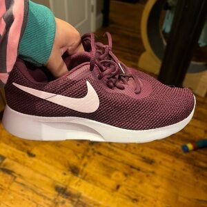 6.5 women Nike tanjun sneaker